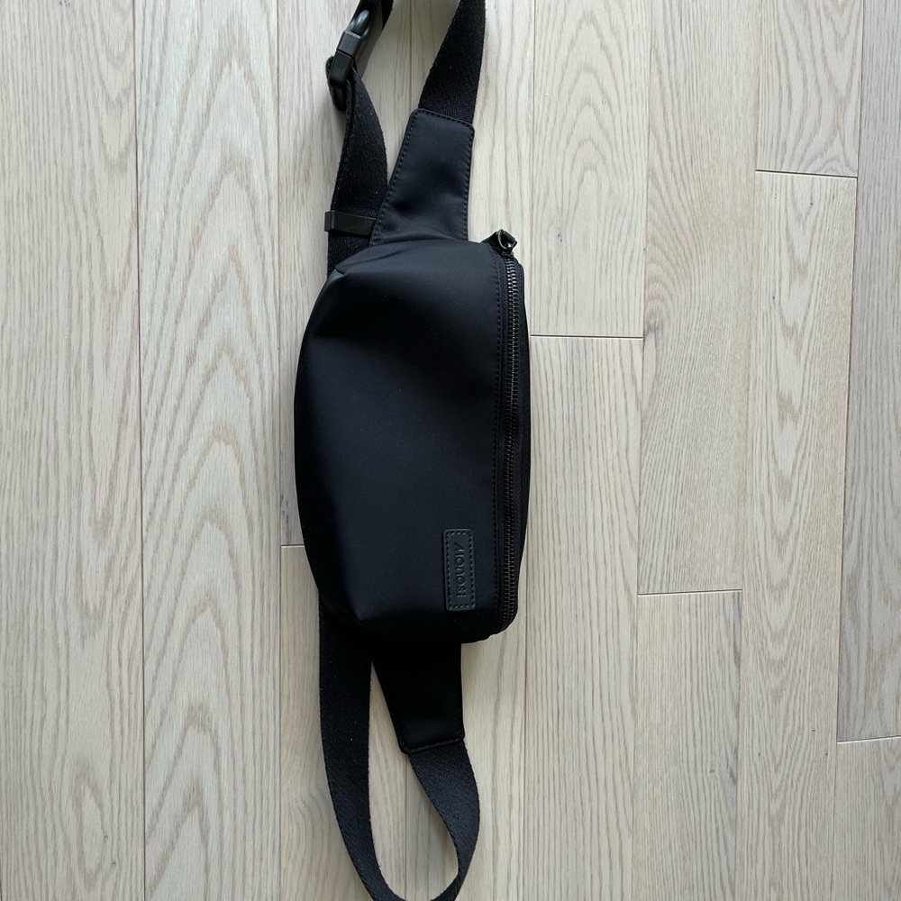 Black Minimalist Sling Bag with Ergonomic Design